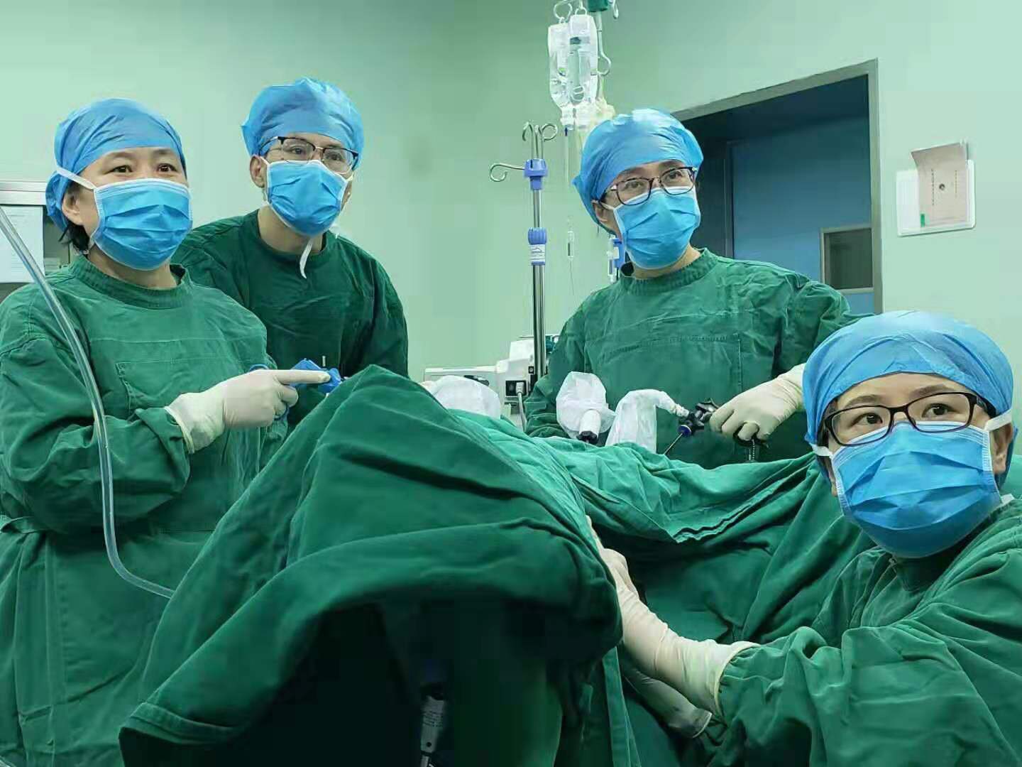 北京协和医院冯凤芝教授对我院宫颈病变莅临指导并完成我院首例腹腔镜下宫颈